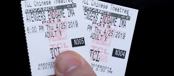 Un fan de los vengadores muestra los boletos para asistir al estreno de la película Vengadores: Endgame en Los Angeles (EEUU) Un fan de los vengadores muestra los boletos para asistir al estreno de la película Vengadores: Endgame en Los Angeles (EEUU) - Sputnik Mundo