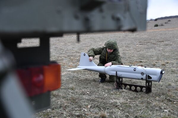 Una mujer operando un dron Orlan - Sputnik Mundo
