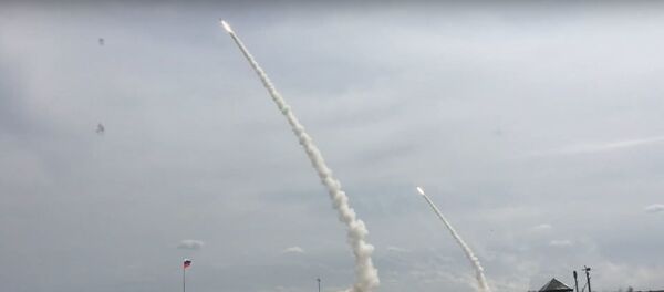 Sistemas de defensa antiaérea S-300 en acción Sistemas de defensa antiaérea S-300 en acción - Sputnik Mundo