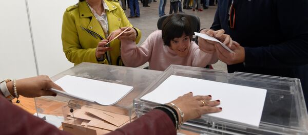 Una ciudadana española con discapacidad intelectual vota por primera vez - Sputnik Mundo