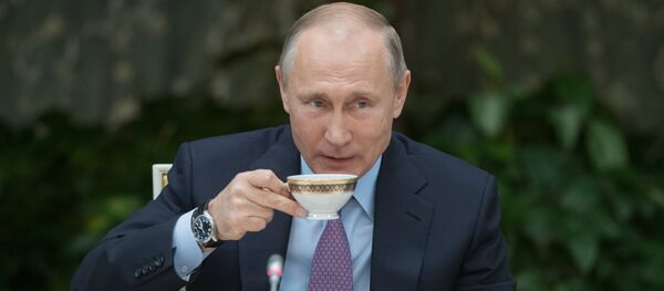 Vladímir Putin, presidente de Rusia, con una taza de té - Sputnik Mundo