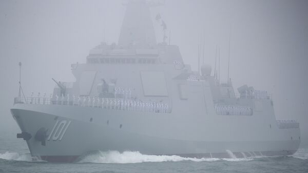 El destructor Type 055 durante el desfile naval en honor al 70 aniversario de la Marina de Guerra de China  - Sputnik Mundo