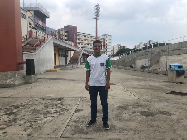 Leo, un joven caraqueño, encontró en el fútbol un refugio para no caer en males bien conocidos en su comunidad - Sputnik Mundo