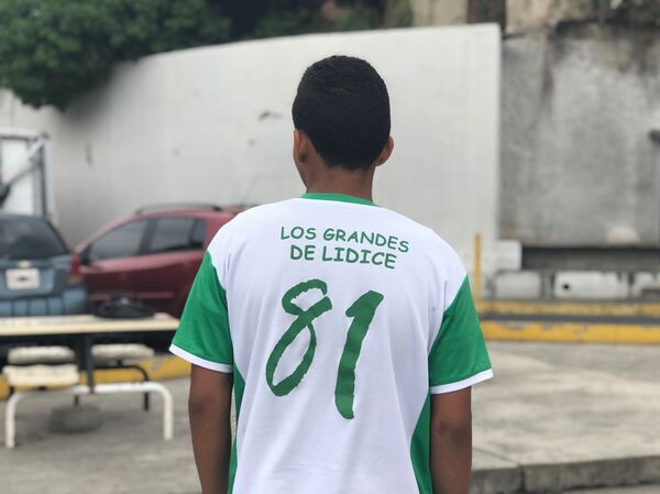 Leo se mudó a otro barrio distante de aquel donde entrena, pero su pasión por el fútbol es tal que igual vuelve allí para patear el balón - Sputnik Mundo