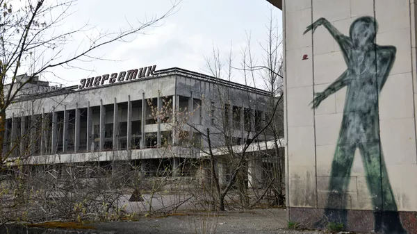 Un edificio y un graffiti en la zona de exclusión de Chernóbil (archivo)