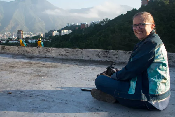 La fotógrafa Mabel Cornago comenzó a fotografiar a las guacamayas por hobby, pero decenas de personas le han comprado fotos, especialmente como recuerdo de Caracas para quienes han migrado. La fotógrafa Mabel Cornago comenzó a fotografiar a las guacamayas por hobby, pero decenas de personas le han comprado fotos, especialmente como recuerdo de Caracas para quienes han migrado. - Sputnik Mundo