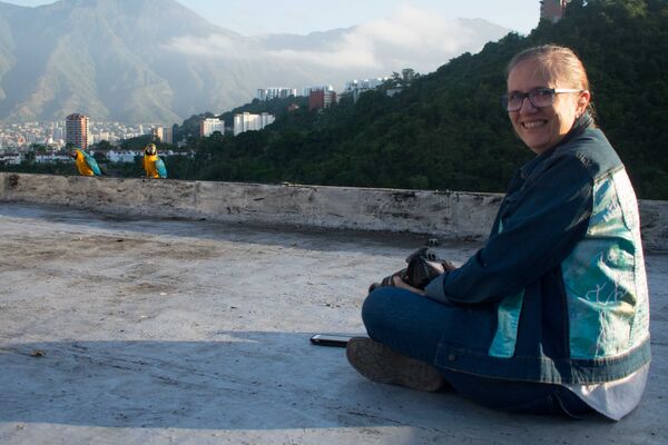 La fotógrafa Mabel Cornago comenzó a fotografiar a las guacamayas por hobby, pero decenas de personas le han comprado fotos, especialmente como recuerdo de Caracas para quienes han migrado. - Sputnik Mundo