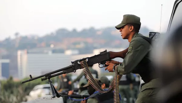 Un militar venezolano cerca de la base militar La Carlota en Caracas