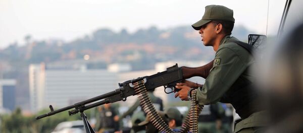Un militar venezolano cerca de la base militar La Carlota en Caracas - Sputnik Mundo