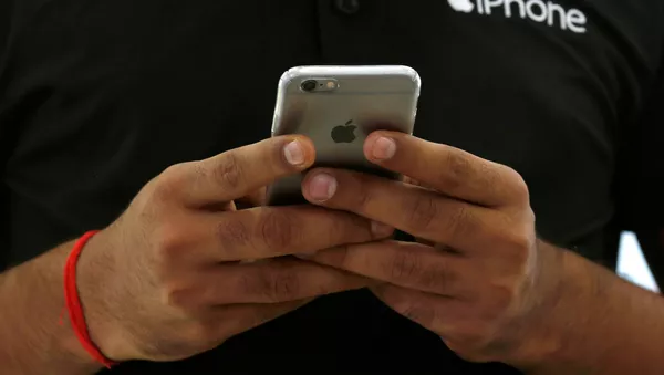 Un dependiente utiliza su iPhone de Apple
