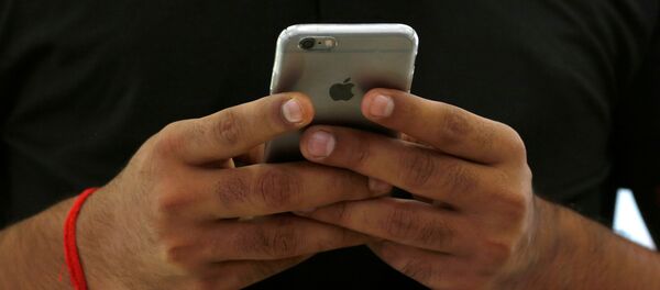 Un dependiente utiliza su iPhone de Apple - Sputnik Mundo