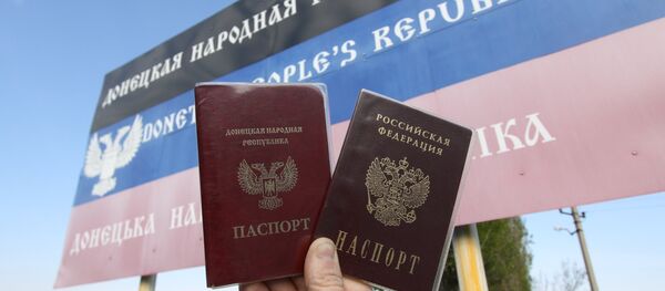 Los pasaportes de la Republica Popular de Donetsk y de Rusia - Sputnik Mundo