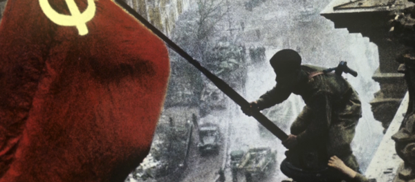 La verdad detrás de la legendaria foto de la bandera soviética sobre el Reichstag - Sputnik Mundo