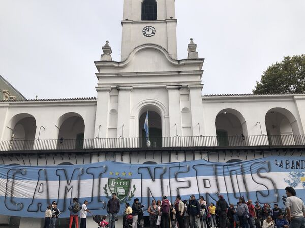 Personas se manifiestan en las afueras del Cabildo de Buenos Aires, un edificio histórico frente a la Plaza de Mayo - Sputnik Mundo