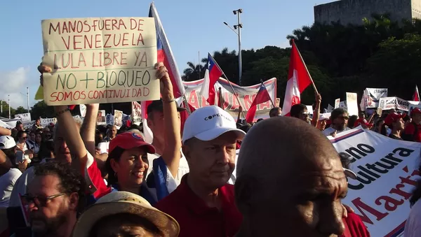Cubanos marchan en La Habana por el Día de los Trabajadores