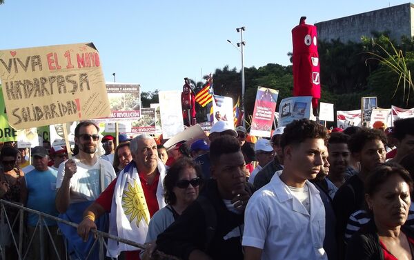 Cubanos marchan en La Habana por el Día de los Trabajadores - Sputnik Mundo