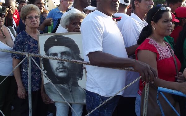 Cubanos marchan en La Habana por el Día de los Trabajadores - Sputnik Mundo