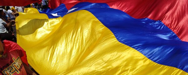 Personas con bandera de Venezuela - Sputnik Mundo