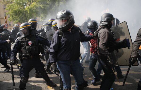 En Francia, las manifestaciones por el 1º de mayo coincidieron con los incesables choques de la Policía y los llamados 'chalecos amarillos' - Sputnik Mundo