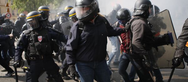 En Francia, las manifestaciones por el 1º de mayo coincidieron con los incesables choques de la Policía y los llamados 'chalecos amarillos' - Sputnik Mundo