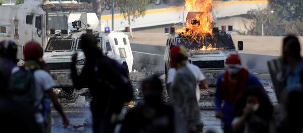 Los partidarios de la oposición venezolana se enfrentan a las fuerzas de seguridad del país (archivo) - Sputnik Mundo
