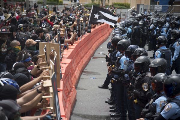 En Puerto Rico, los manifestantes salieron a protestar contra la llamada Junta Federal de Control Fiscal, asignada por el Congreso de EEUU para supervisar la reestructuración de la deuda del Gobierno local - Sputnik Mundo