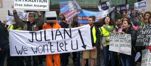 Partidarios de Julian Assange, fundador de WikiLeaks, cerca del juzgado de Westminster, Reino Unido - Sputnik Mundo