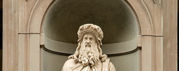 Estatua de Leonardo Da Vinci en la fachada de la Galería de los Uffizi en Florencia Estatua de Leonardo Da Vinci en la fachada de la Galería de los Uffizi en Florencia - Sputnik Mundo