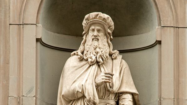 Estatua de Leonardo Da Vinci en la fachada de la Galería de los Uffizi en Florencia  - Sputnik Mundo