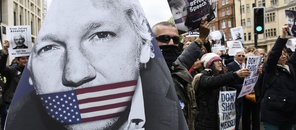 Partidarios de Julian Assange, fundador de WikiLeaks, cerca del juzgado de Westminster, Reino Unido (archivo) - Sputnik Mundo