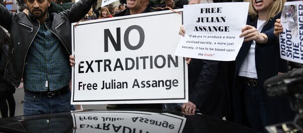 Partidarios de Julian Assange, fundador de WikiLeaks, cerca del juzgado de Westminster, Reino Unido - Sputnik Mundo