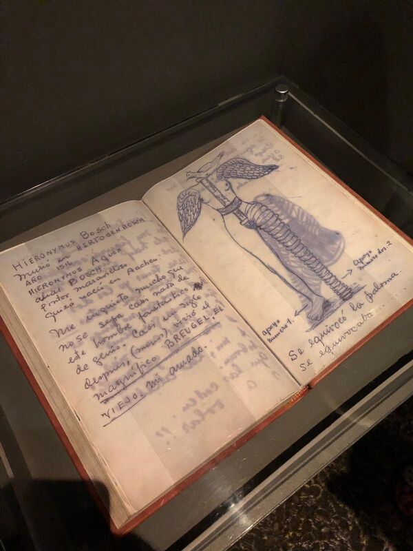 En exhibición hay varios elementos personales de la pintora mexicana Frida Kahlo, incluidos sus diarios íntimos - Sputnik Mundo