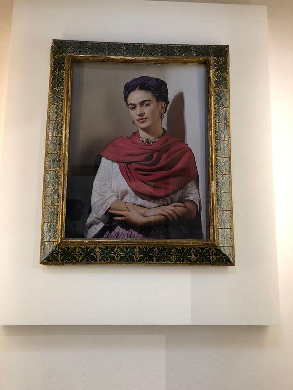 Un retrato de Frida Kahlo en exhibición en La Casa Azul - Sputnik Mundo