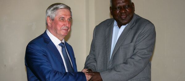 Iván Mélnikov, vicepresidente de la Duma estatal de Rusia (izq) junto al presidente del parlamento de Cuba, Esteban Lazo. - Sputnik Mundo