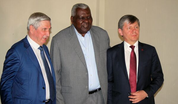 Iván Mlenikov, vicepresidente de la Duma estatal rusa; Esteban Lazo, presidente del parlamento cubano, y Dimitri Novikov, vicepresidente del Comité de Relaciones Internacionales de la Duma Estatal rusa, coordinador del grupo parlamentario de amistad Rusia-Cuba y vicepresidente del Partido Comunista de Rusia. - Sputnik Mundo