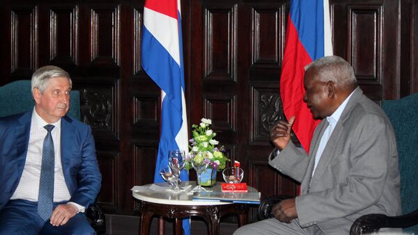 Iván Melnikov (izq) conversa con presidente del parlamento cubano Esteban Lazo. - Sputnik Mundo