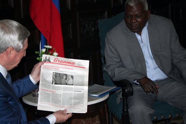 Melnikov revisa periódico cubano Granma donde se publica Premio Lenin a Raúl Castro - Sputnik Mundo