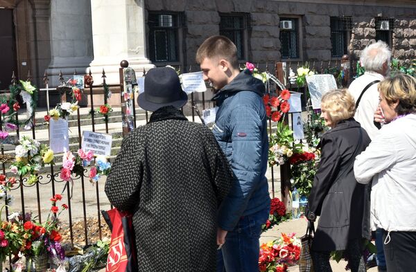 Ciudadanos de Odesa acuden al lugar de la masacre, realizada por los nacionalistas el 2 de mayo de 2014 - Sputnik Mundo