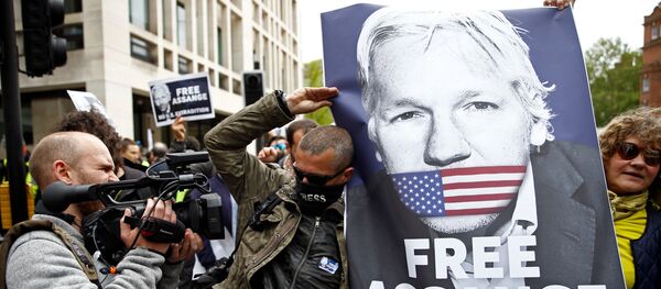 Activistas con la foto de Julian Assange, fundador de WikiLeaks, cerca del juzgado de Westminster, Reino Unido - Sputnik Mundo