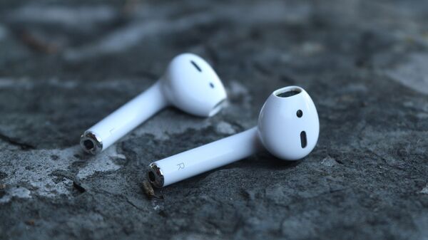 Unos auriculares inalámbricos AirPods - Sputnik Mundo