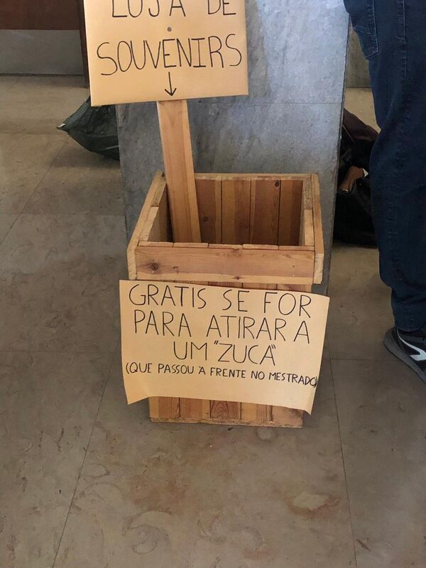 Caja con piedras en el hall del edificio de la FDUL, señalizada con una placa que informaba que eran gratis si se usaban para echar a un brasileño que hubiera sido admitido para cursar una maestría - Sputnik Mundo