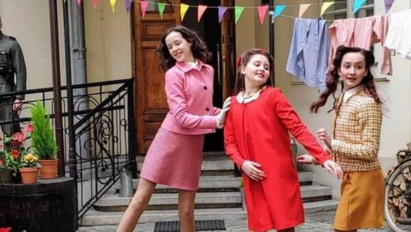 Eva Heyman, junto a sus amigas (captura de pantalla) - Sputnik Mundo