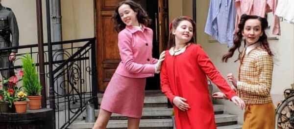 Eva Heyman, junto a sus amigas (captura de pantalla) Eva Heyman, junto a sus amigas (captura de pantalla) - Sputnik Mundo