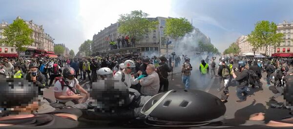 Una protesta violenta de los 'chalecos amarillos' vista con los ojos de Sputnik (vídeo 360º) grados) Una protesta violenta de los 'chalecos amarillos' vista con los ojos de Sputnik (vídeo 360º) grados) - Sputnik Mundo