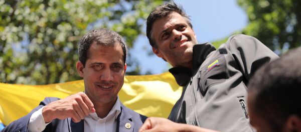 Juan Guaidó y Leopoldo López celebrando durante una movilización - Sputnik Mundo