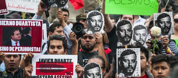 Protesta de fotorreporteros en Ciudad de México en 2015 por el asesinato del fotoperiodista Rubén Espinosa; en vida recibió innumerables amenazas de muerte - Sputnik Mundo