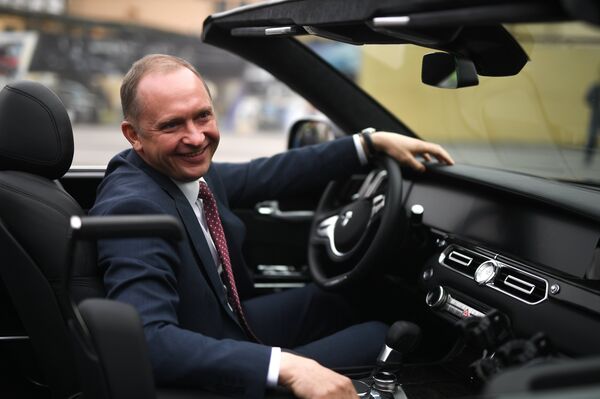 Alexandr Lébedev, director del proyecto del Aurus descapotable, enseña el vehículo a la prensa - Sputnik Mundo