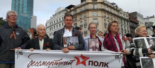 El embajador ruso en Argentina, Dmitri Feoktístov (centro), durante la Marcha del Regimiento Inmortal en Argentina por el 74 aniversario de la derrota del nazismo - Sputnik Mundo