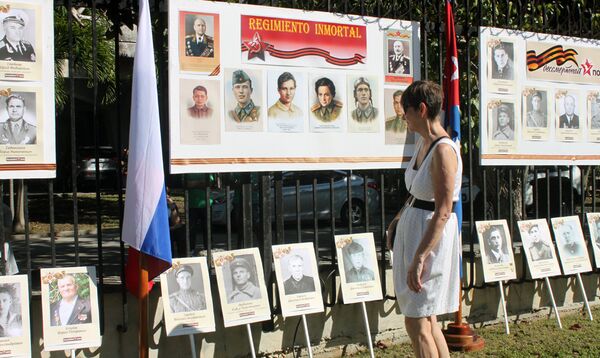 Una mujer recuerda al Regimiento Inmortal en La Habana - Sputnik Mundo