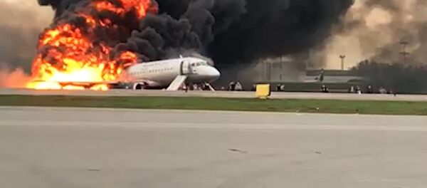 El momento exacto de la evacuación del avión en llamas en un aeropuerto de Moscú - Sputnik Mundo